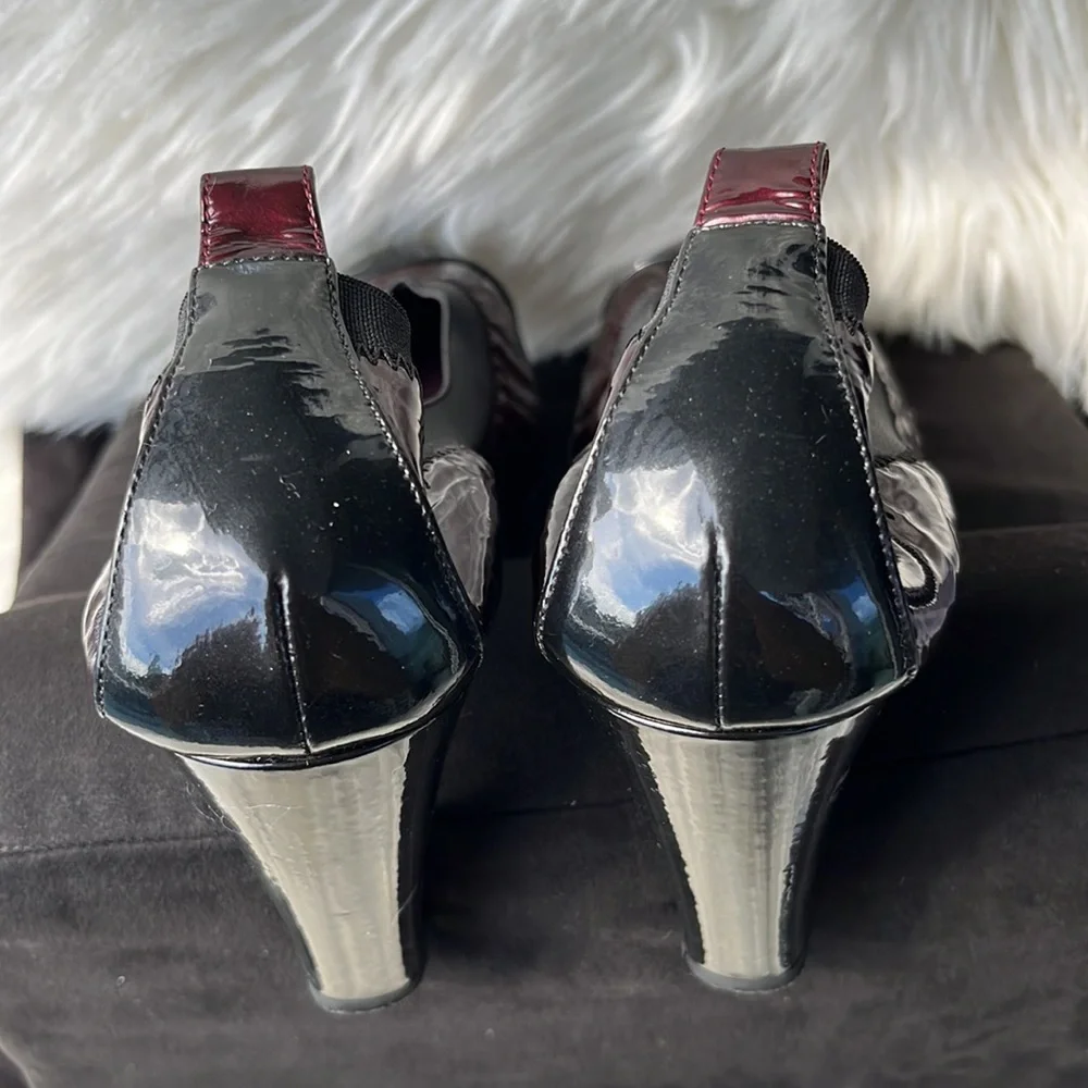 Authentic Chanel Black/Burgundy Patent Leather Scrunch Block Heel Pumps - Picture 13 of 16